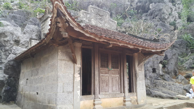 Đi thêm 40 bậc đá theo sườn núi tới chùa Thượng ở vị trí cao nhất. Chùa nhỏ được xây bằng đá xanh, từ sân chùa, có thể nhìn dõi ra khắp vùng Ninh Hải bình yên, xinh đẹp.