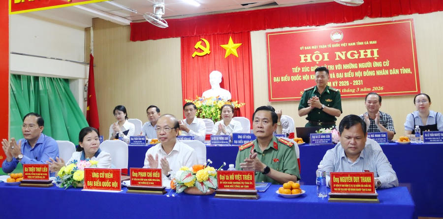 Đại tá Lê Đình Sơn, tham dự Hội nghị tiếp xúc cử tri cùng ứng cử viên ĐBQH khóa XVI - tại xã Sông Đốc.