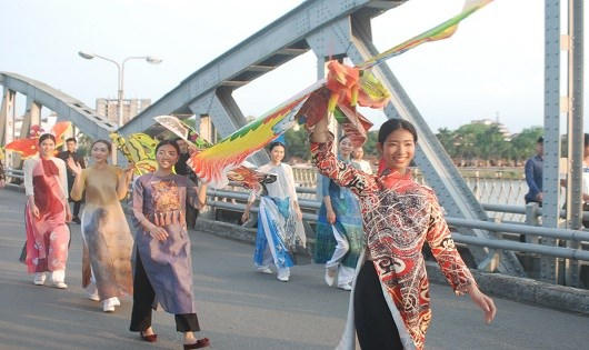 Vị trí đoàn rước tôn vinh nghệ nhân làng nghề bắt đầu từ đường Lê Lợi. Với xích lô kết đèn lồng, hoa sen Huế và các bảng tên làng nghề đi đầu.