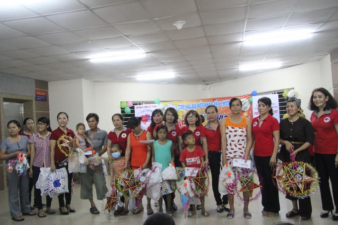 Chương trình trao tặng hơn 50 suất quà và tiền mặt đến các em bệnh nhân có hoàn cảnh khó khăn.
