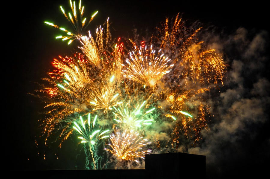 Màn bắn pháo hoa nghệ thuật rực rỡ tại điểm cầu Quảng trường Hùng Vương, thắp sáng bầu trời đêm giao thừa, gửi gắm ước vọng an khang, thịnh vượng.