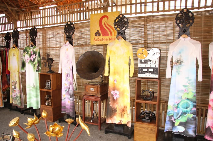 Bộ sư tập áo dài Hiền Minh với nghệ thuật vẽ thủ công.