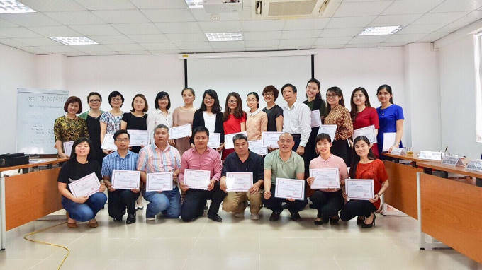 Phóng viên Báo Phú Thọ và các báo nhận Giấy chứng nhận tham gia lớp tập huấn nghiệp vụ báo chí viết về xây dựng Đảng do Trung tâm bồi dưỡng nghiệp vụ báo chí, Hội Nhà báo Việt Nam tổ chức