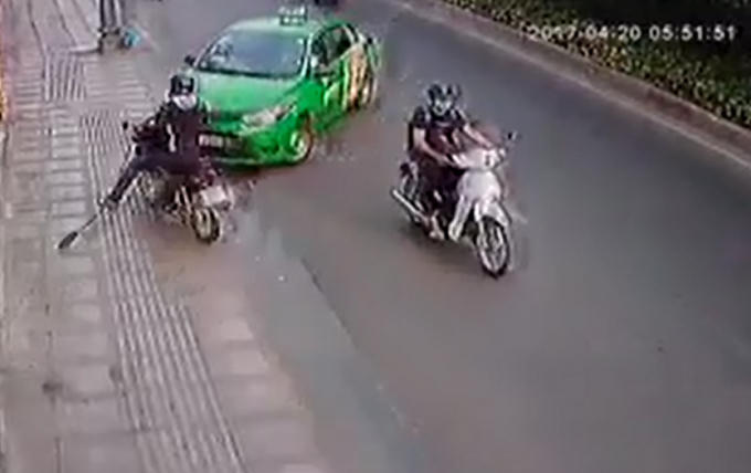 Hình ảnh tài xế taxi tông vào tên cướp. Ảnh: Cắt từ clip.