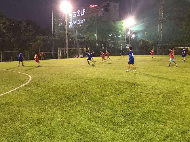 Đội bóng Báo Pháp luật Việt Nam và Công an Bắc Giang ngang sức, ngang tài ở hiệp 1.