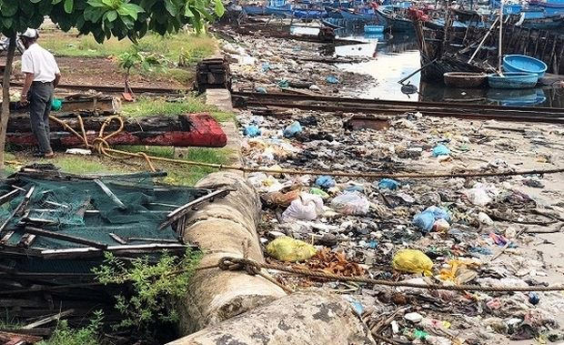 Rác thải ngập tràn Cảng cá Sa Huỳnh.