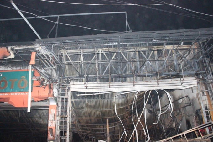 Cửa h&agrave;ng nội thất tan hoang sau khi bị