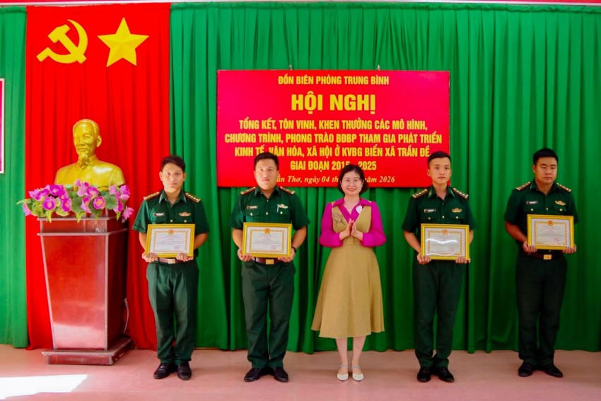 Bà Trương Thị Ngộ - Phó Chủ tịch UBND xã Trần Đề trao giấy khen cho các tập thể, cá nhân.