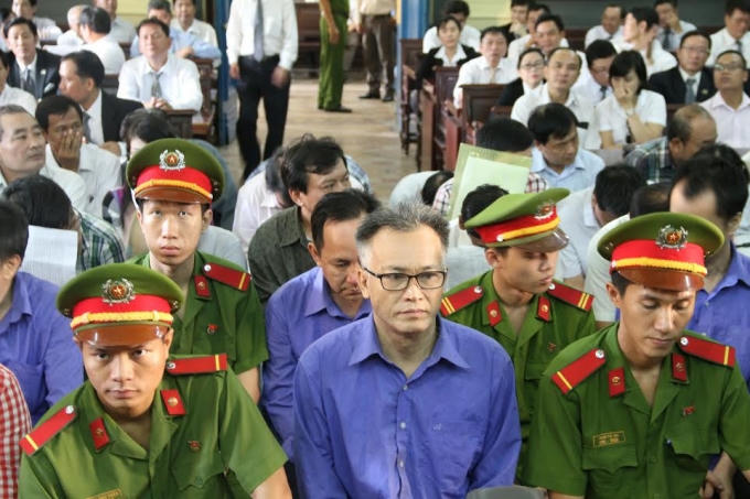 Ông Lê Dũng (đeo kính) đã chối tội tại phiên tòa.