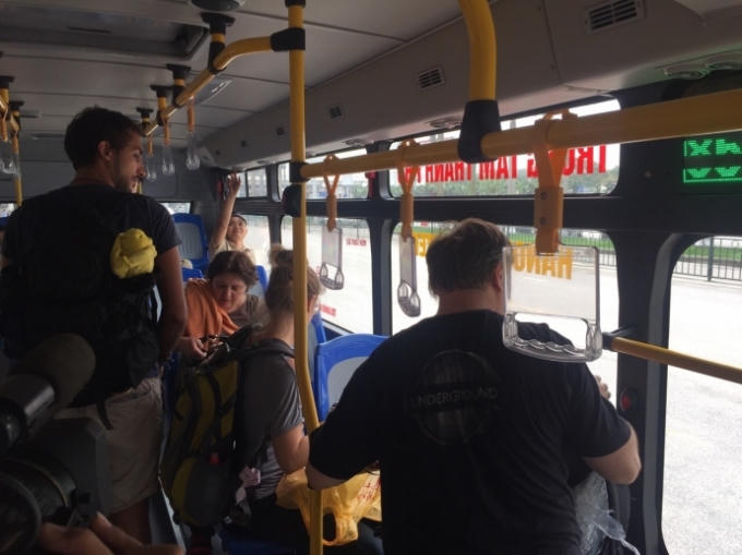 Những hành khách nước ngoài đầu tiên trên chuyến xe.