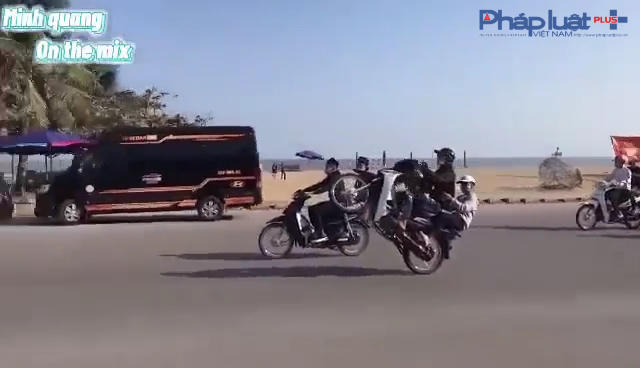 Những pha bốc đầu được thể hiện trong sự cổ vũ, hò hét của những tay đua còn lại.