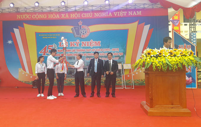 Đốt đuốc truyền thống - truyền lửa qua các thế hệ. Ảnh: Hoa Nguyễn