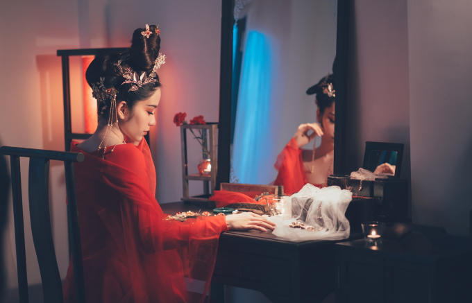 Đoạn teaser gợi mở nhiều sự tò mò với hình ảnh Nam Em trong trang phục ngày xưa, ngồi trước tấm kính soi rọi hình ảnh chính mình.