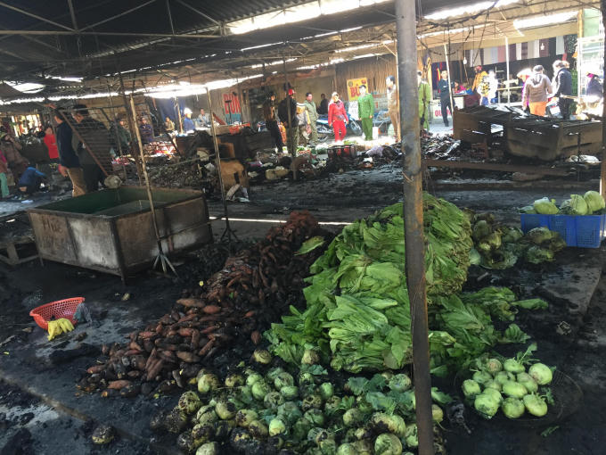 Hàng hóa hư hỏng sau vụ hỏa hoạn.