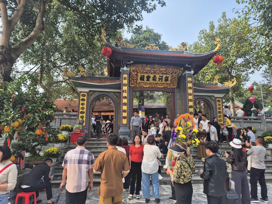 Đông đảo người dân và du khách chiêm bái Thần Vệ quốc Hoàng Bảy tại đền Bảo Hà.
					
				
			
			Đông đảo người dân và du khách chiêm bái Thần Vệ quốc Hoàng Bảy tại đền Bảo Hà.