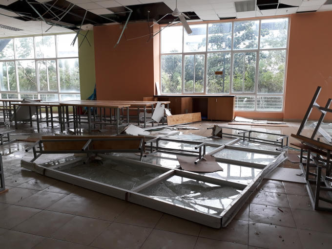 Cùng lúc này, gió mạnh giật liên tục làm cho cửa kính, mái tôn bị giật văng tung tóe, kính bể nằm ngổn ngang. Một số sinh viên bị kính văng trúng nhưng may mắn chỉ bị thương nhẹ. Ngay sau đó, điện trong kí túc xá cũng bị cúp khiến cho khu vực này càng thêm hỗn loạn.