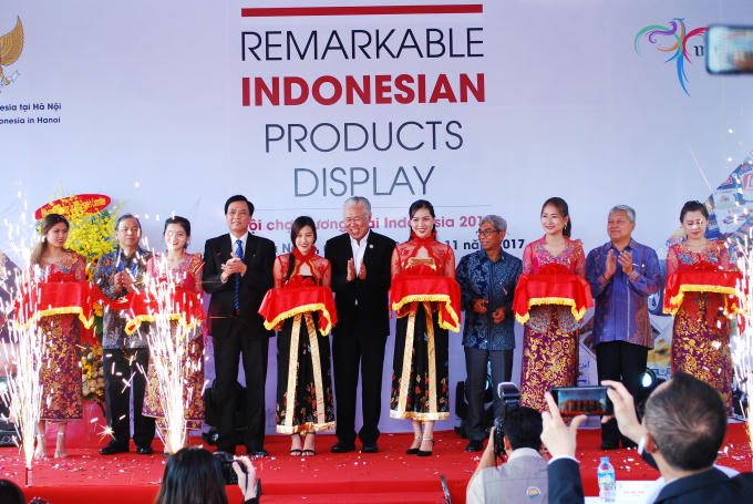 Đại diện Bộ Thương mại và Đại sứ quán Indonesia và chính quyền TP Đà Nẵng cắt băng khai mạc hội chợ.