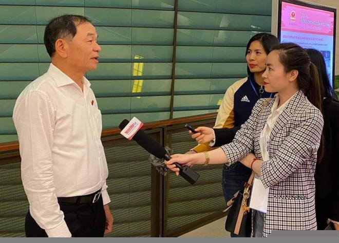 ĐBQH Lê Thanh Vân trả lời bên hành lang Quốc hội.