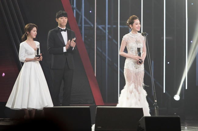 Chi Pu xinh đẹp tự tin trên sân khấu nhận giải.