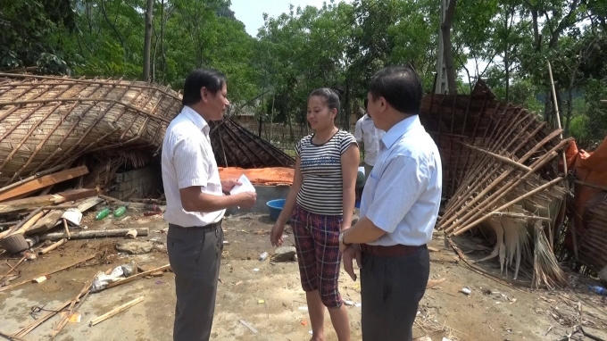 Thăm hỏi v&agrave; tặng qu&agrave; cho hộ gia đ&igrave;nh bị nh&agrave; sập.