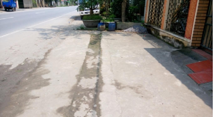 Người dân tự đổ xi măng trên diện tích đất làm vỉa hè.