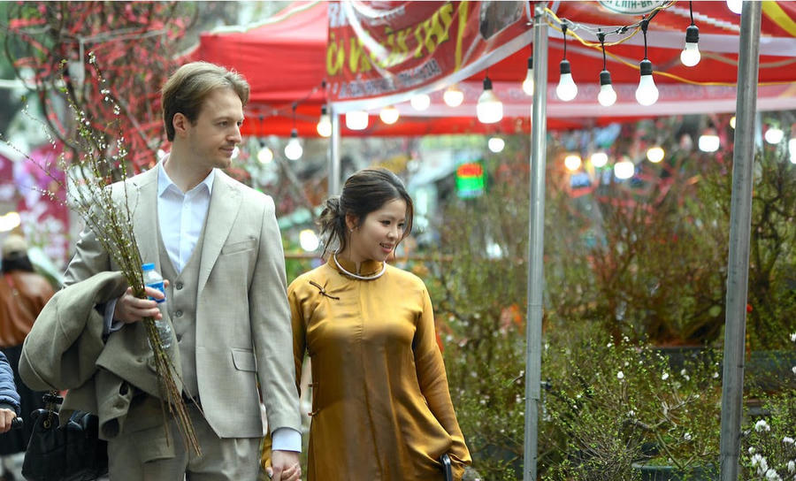 Tà áo dài thướt tha giữa rừng hoa