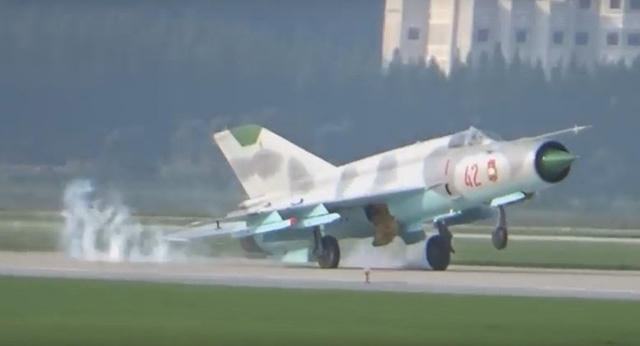 Màn tiếp đất vụng về của máy bay Mig-21 tại triển lãm hàng không Triều Tiên hồi tháng 9. (Ảnh: Sputnik)