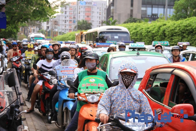 Đường Nguyễn Hoàng nêm chật kín những dòng xe.
