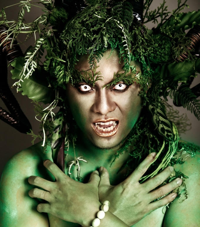 Điểm đặc biệt trong cách tạo sự khiếp sợ trực diện cho người xem là cách sử dụng mảng trắng bạc kết hợp contact lens trắng đục.