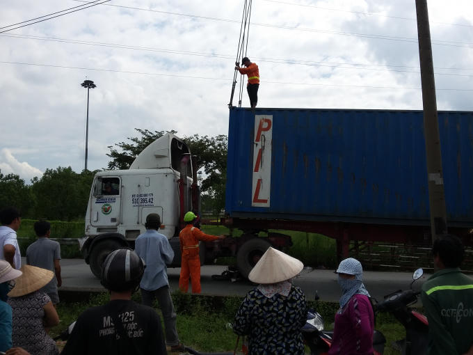 Nâng xe container để đưa thi thể nạn nhân ra ngoài.