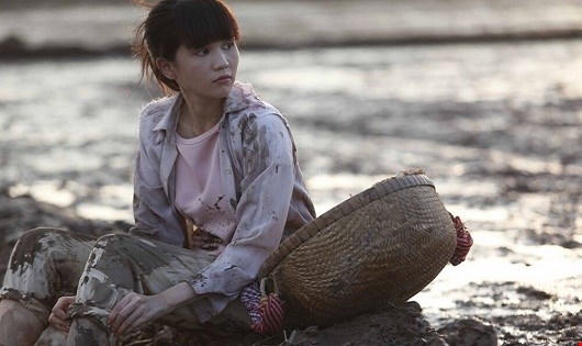 Ngọc Trinh đóng nhân vật chính và kể về cuộc đời mình trong "Vòng eo 56".