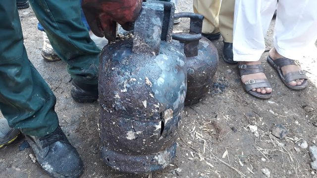 Một trong các bình gas cỡ nhỏ được coi là gây ra nguyên nhân vụ nổ. Theo truyền thông địa phương, những người dân nghèo Pakistan thường có thói quen mang bếp gas lên tàu để nấu ăn khi đi xa dù bị cấm. Các quy tắc an toàn cũng thường bị phớt lờ do sự quản lý lỏng lẻo trên các chuyến tàu đông đúc. (Ảnh: Geo TV)