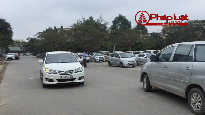 Một ngày có đến hàng trăm lượt xe ra vào Bệnh viện Nhi Thanh Hóa và đều phải nộp 10.000đ phí ra vào cổng.
