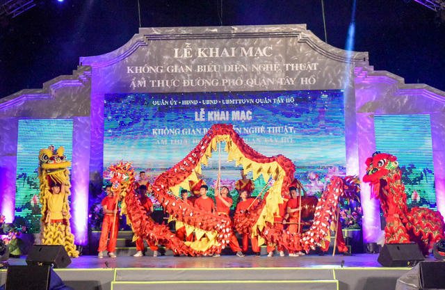 19h30, lễ khai mạc bắt đầu bằng các chương trình biểu diễn nghệ thuật ở sân khấu chính. Phố đi bộ Trịnh Công Sơn sẽ diễn ra hàng tuần vào tối thứ Sáu, thứ Bảy và Chủ nhật.