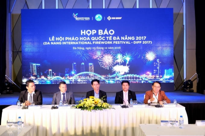 Ban tổ chức họp báo công bố thông tin về lễ hội pháo hoa năm 2017. Ảnh: Báo Giao Thông.