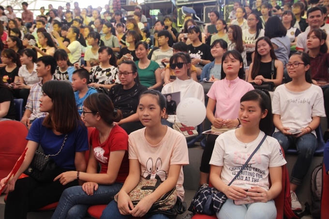 Nhiều Fan hâm mộ đã tới nhà hàng để gặp gỡ thần tượng của mình.