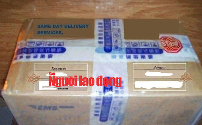 Mẫu giấy tờ được làm giả và thùng quà các đối tượng chụp gởi cho các "quý bà". (Ảnh: báo Người lao động)