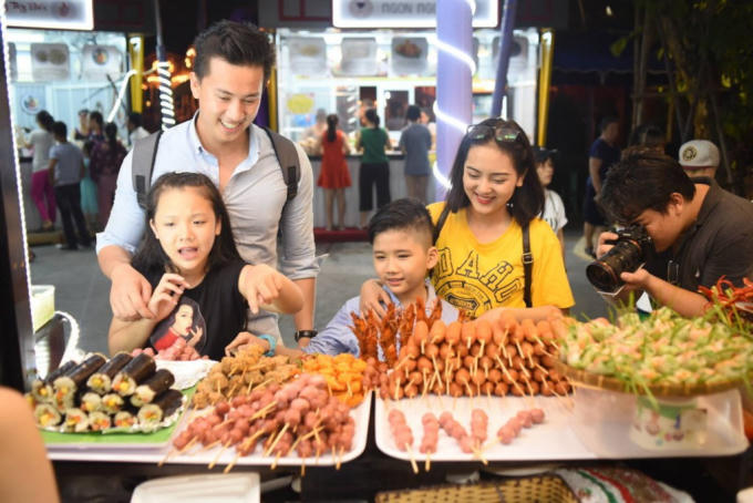 Không ít gia đình trẻ đã xem đây là điểm vui chơi không thể thiếu trong mùa hè. Nơi trẻ con thỏa sức vận động với 5 trò chơi ngoài trời miễn phí còn người lớn tuổi tranh thủ khám phá “triết lý Ngũ hành” ở từng khu bếp.