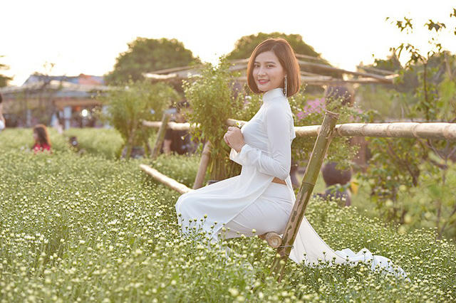 Cho thu&ecirc; chụp ảnh, chủ vườn c&uacute;c họa mi kiếm h&agrave;ng chục triệu mỗi ng&agrave;y