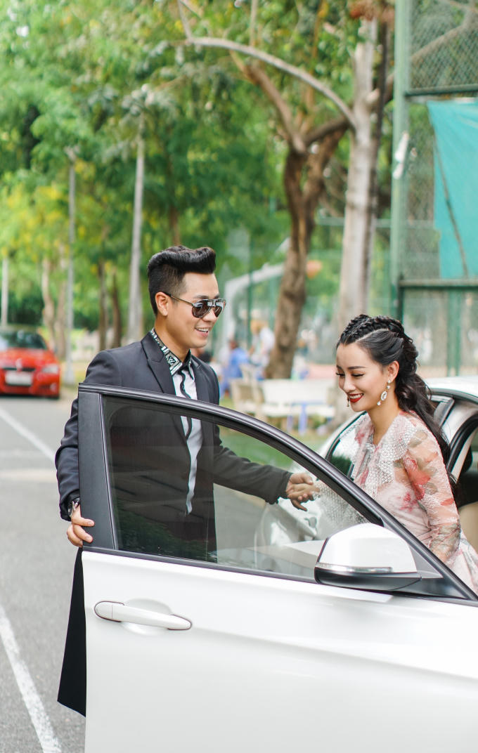 Nguyên Khang ga lăng mở cửa cho người đẹp Quỳnh Chi.