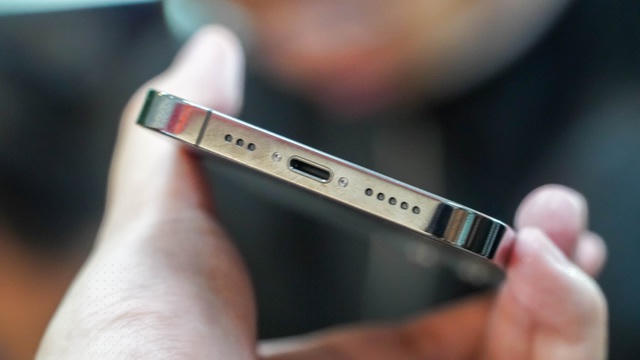 iPhone 12 Pro được trang bị bộ xử lý Apple A14 Bionic, dung lượng RAM 6 GB cùng bộ nhớ trong tùy chọn 128/256/512 GB. Viên pin đi kèm theo máy có dung lượng 2.815 mAh, hỗ trợ công nghệ sạc nhanh 20 W. Bên trong hộp chỉ có duy nhất một sợi cáp, không còn củ sạc và tai nghe.