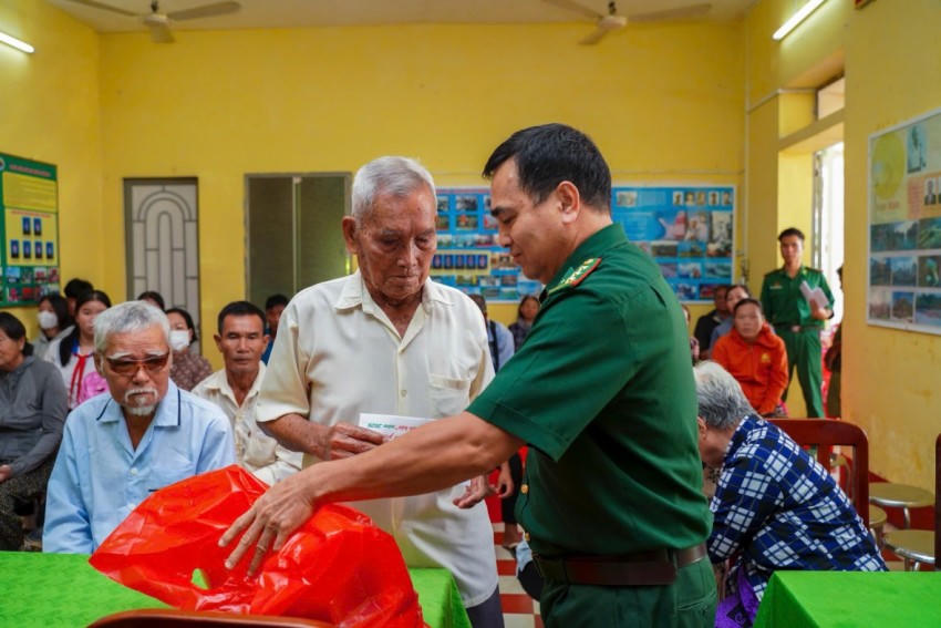 Thượng tá Vũ Mạnh Hà - Chính trị viên Đồn Biên phòng Tuyên Bình trao những phần quà nghĩa tình tới các gia đình và các cháu học sinh trên địa bàn.