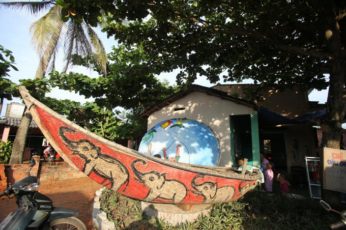 Các bức bích họa được vẽ trên thuyền thúng được bố trí dọc theo đường vào xã biển Tam Thanh, TP Tam Kỳ, tỉnh Quảng Nam.