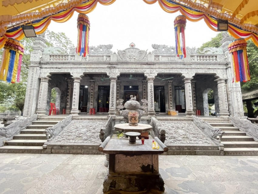 Đền Thái Vi nằm giữa không gian cảnh quan sơn thủy hữu tình trong khu rừng Ô Lâm xưa.