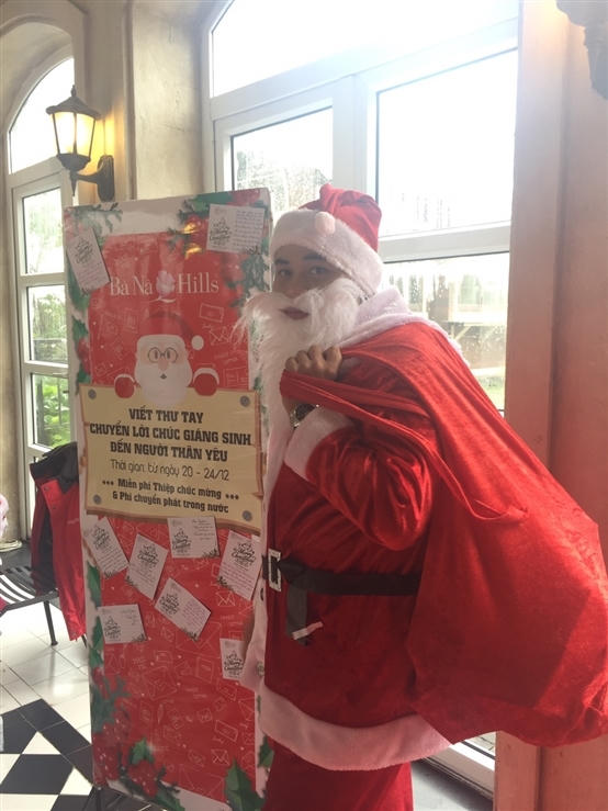 Có một nghịch lý của dòng chảy cuộc sống khiến chúng ta khó nói lời yêu thương đối với những người chúng ta thương yêu nhất. Giáng sinh đến là dịp chúng ta sát lại gần hơn, hiểu được điều đó, ông già Noel tại Bà Nà Hills sẽ làm nhiệm vụ rất