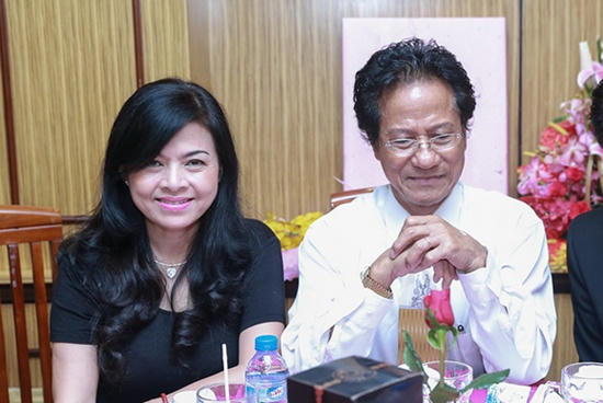 Chế Linh và vợ.