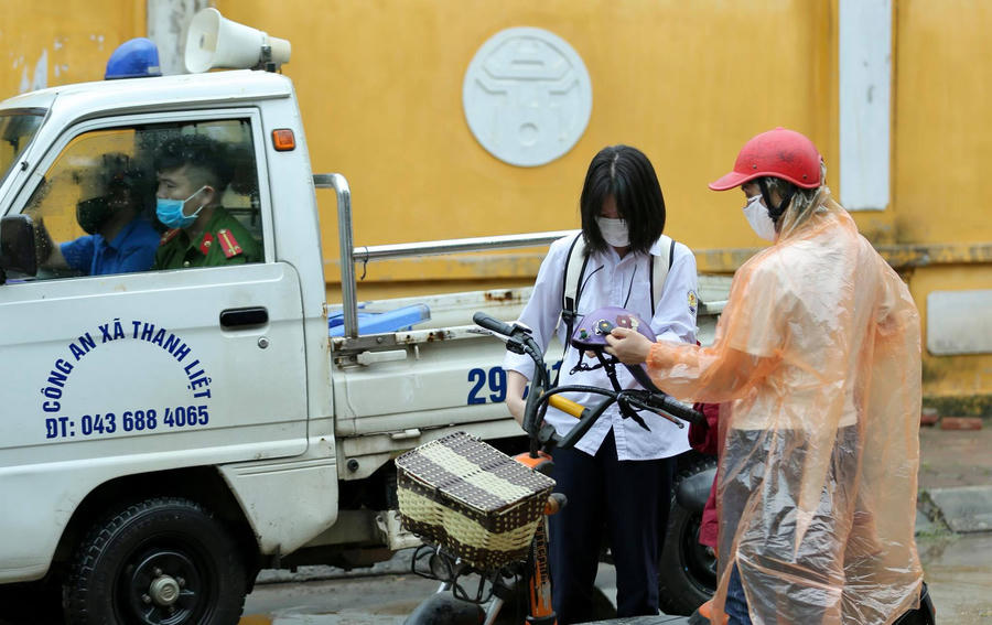 Phụ huynh đội mưa, đưa hơn 93.000 thí sinh dự kỳ thi “nóng như lửa” - Ảnh 8.