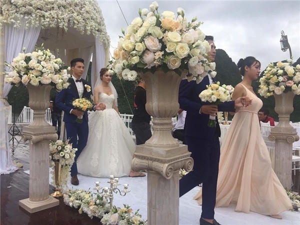 Đa phần người hâm mộ cho rằng với những gì đã cố gắng để khẳng định bản thân trong thời gian qua, Hương Giang Idol xứng đáng được hưởng hạnh phúc cá nhân.