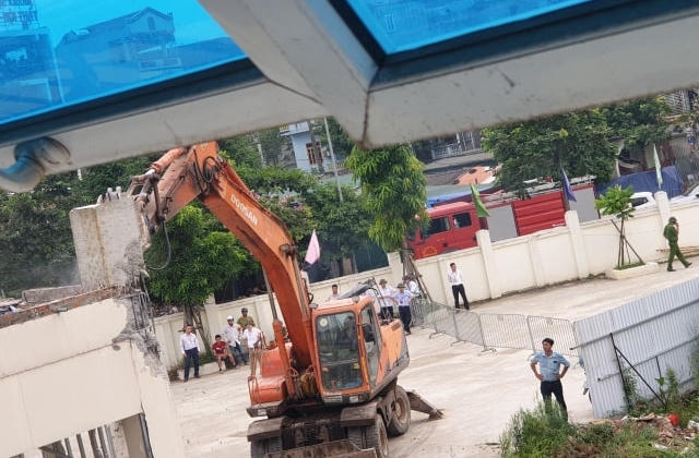 UBND quận Bắc Từ Liêm cưỡng chế trường học, giáo viên, học sinh chỉ biết… kêu trời