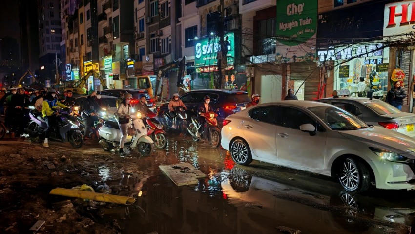 Bùn đất trên mặt đường khiến cho nhiều người không nghĩ tới đây là con đường tại Thủ đô Hà Nội.